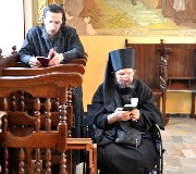 Братия молится